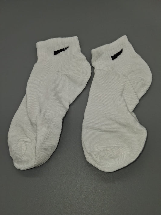 Sneaker-Socken weiß mit schwarzem Zier-Stich, Vorderansicht, 1 Paar, Gr. 35-38