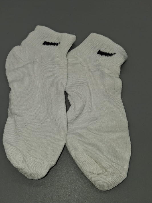 Sneaker-Socken weiß mit schwarzem Zier-Stich, Seitenansicht in Knöchellänge