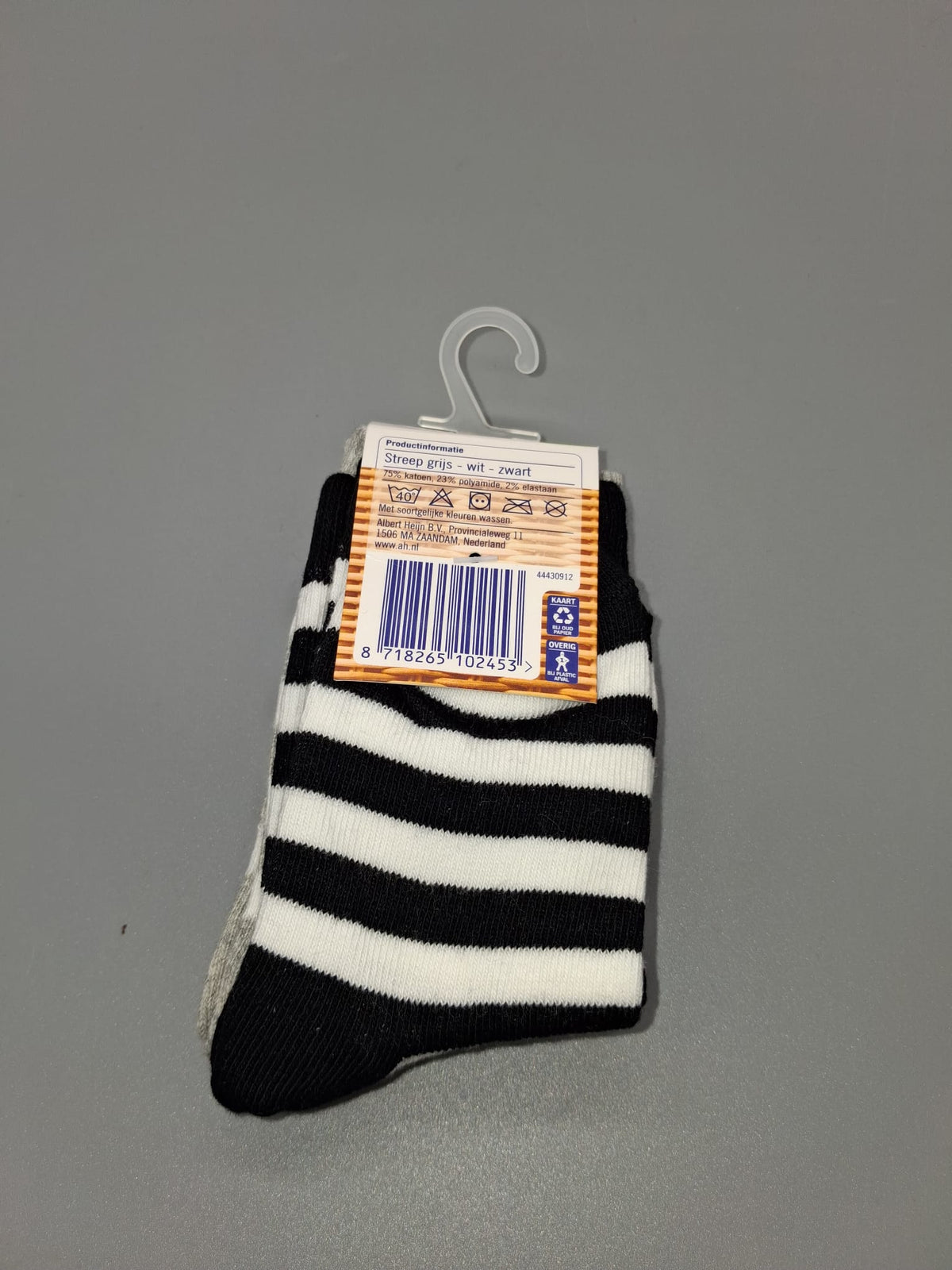 Rückseite des Etiketts der Albert Heijn Kindersocken Größe 23–26