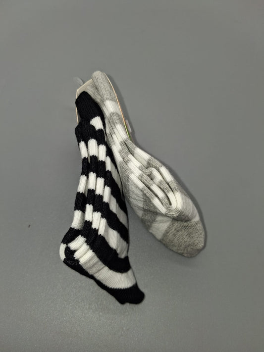 Grau-weißes und schwarz-weißes Streifenmuster der Kindersocken