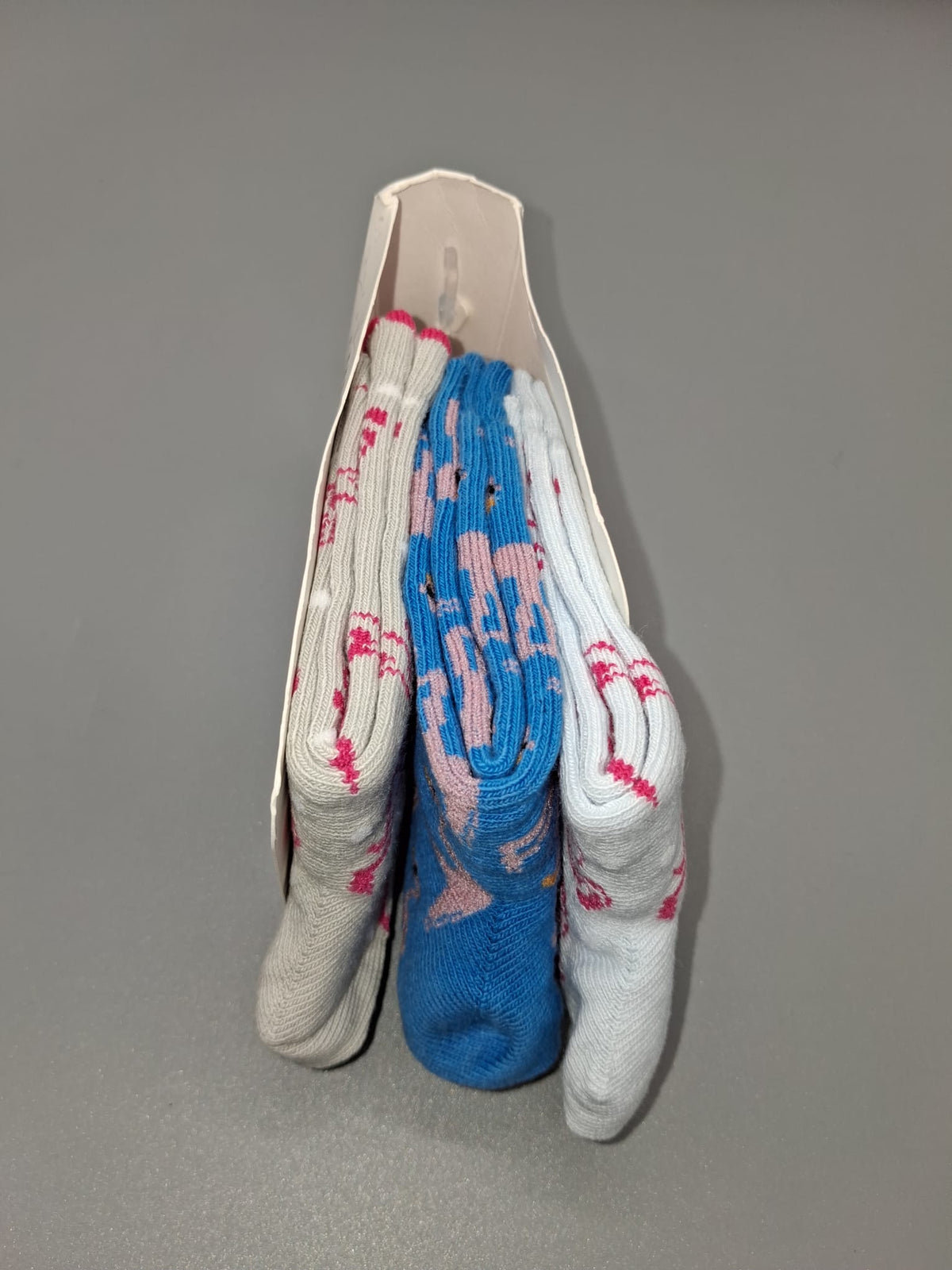 Drei Paar gefaltete Kindersocken in der Verpackung