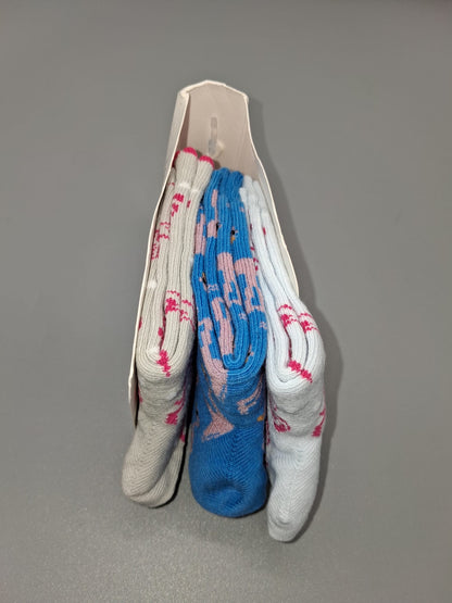 Drei Paar gefaltete Kindersocken in der Verpackung
