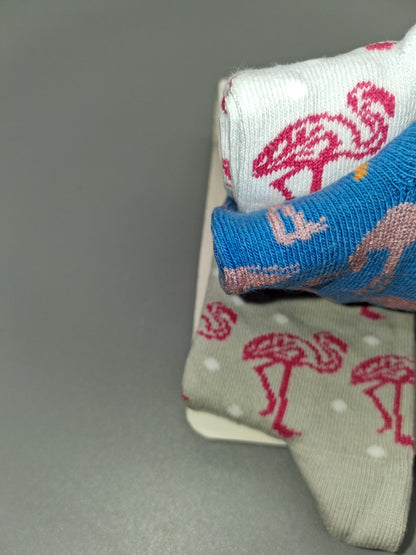 Detail der drei Kindersockenpaare mit Flamingomotiven