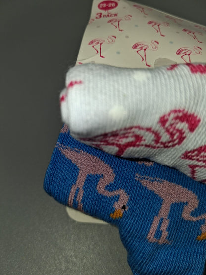 Detail der hellen Flamingosocken und des blauen Paars