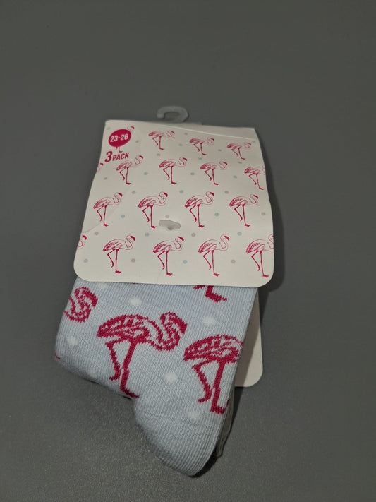 Krebo 3er-Pack Kindersocken Größe 23–26 mit Flamingomotiven auf der Verpackung