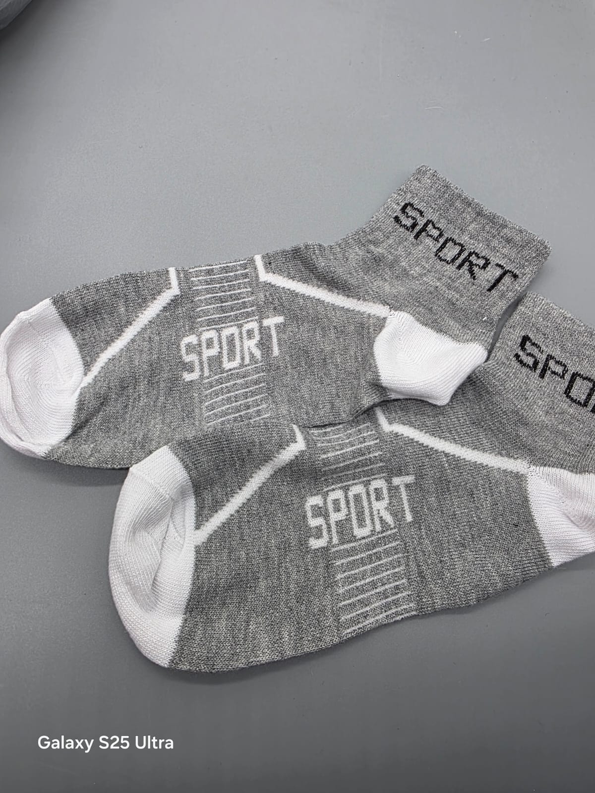 Graue Sportsocken mit weißen Zehen und Fersen