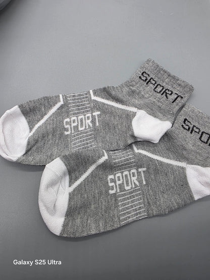 Graue Sportsocken mit weißen Zehen und Fersen