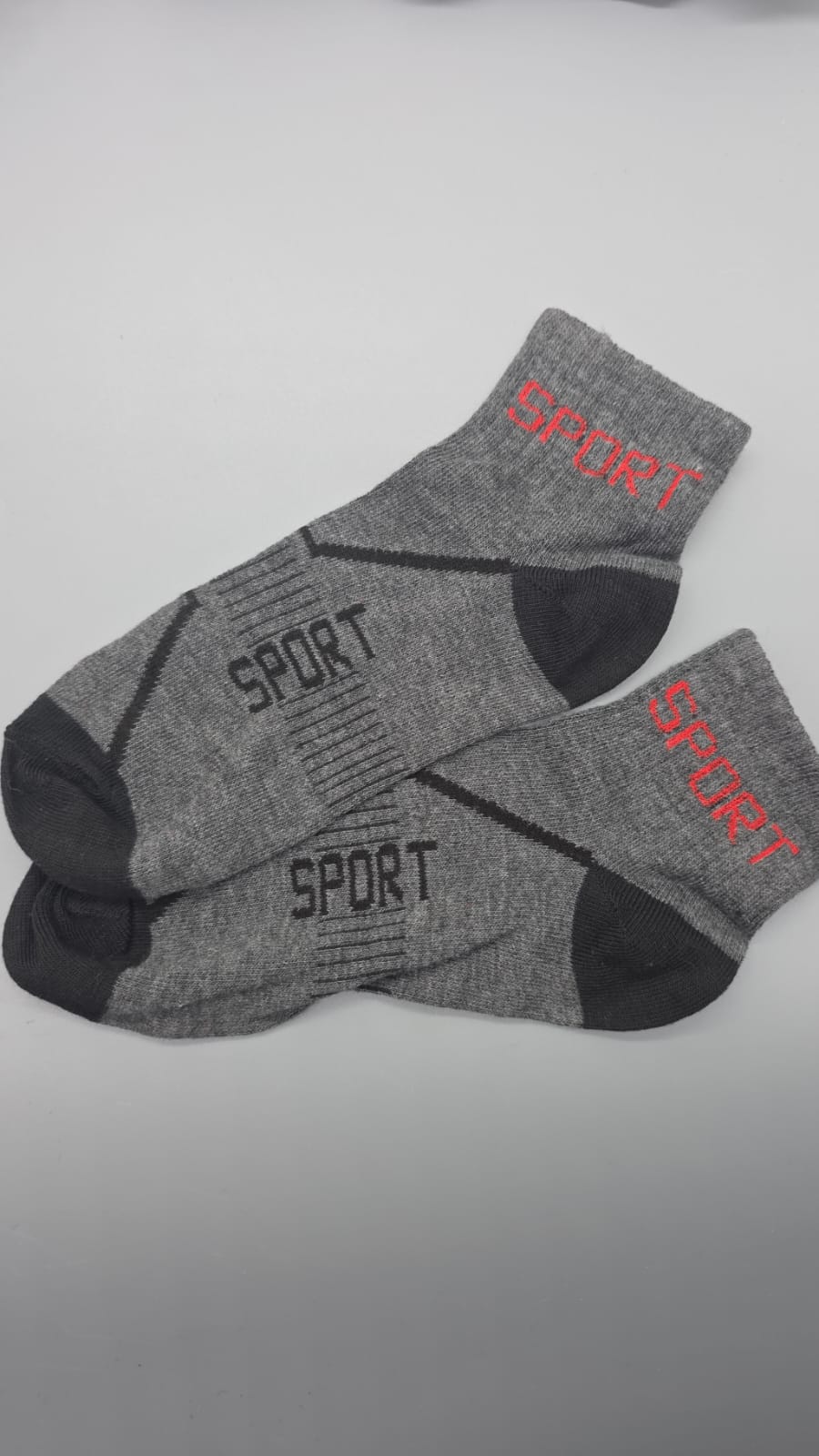 Sportsocken grau-schwarz mit rotem SPORT-Schriftzug