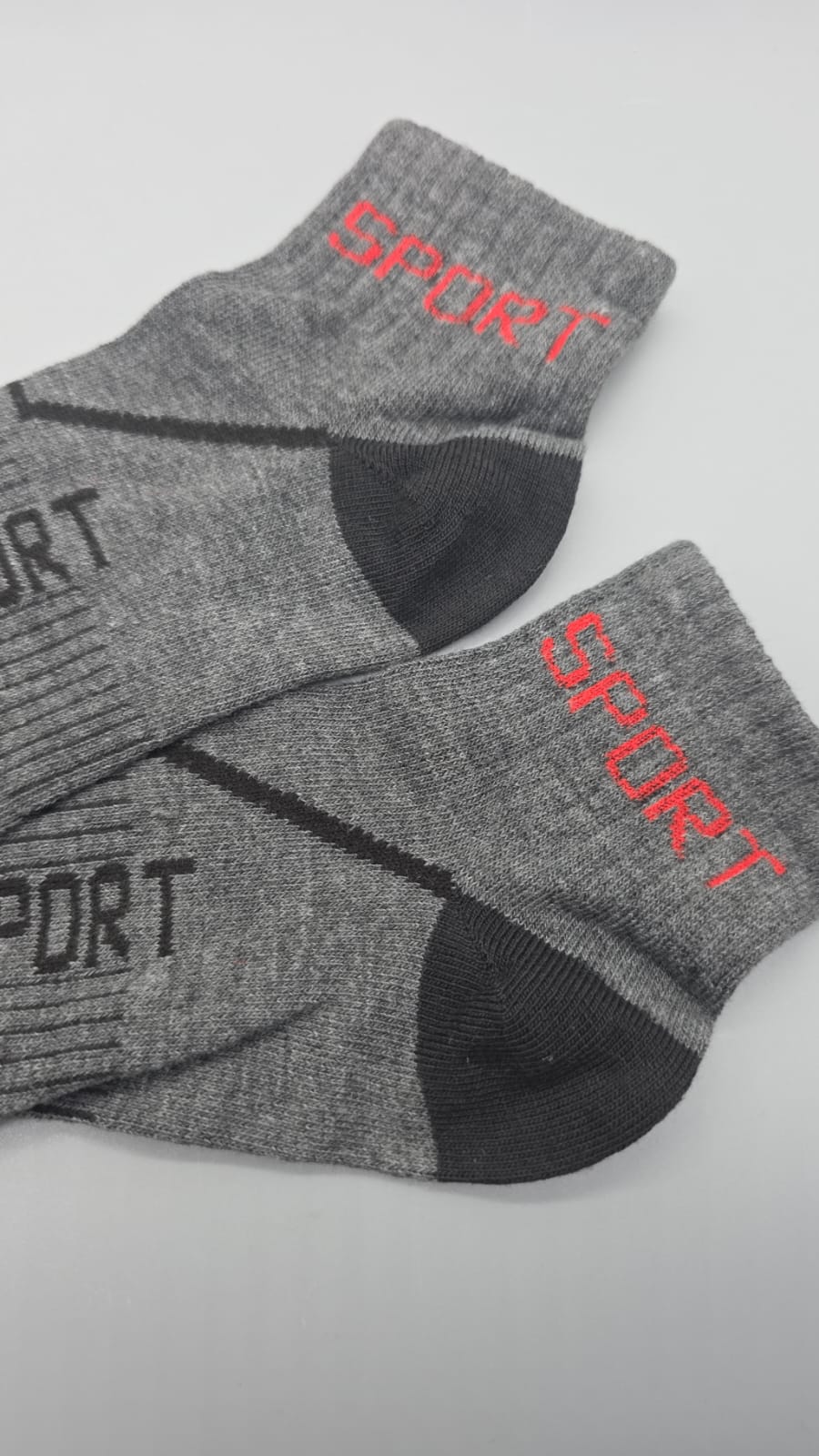 Roter SPORT-Schriftzug am grauen Bündchen