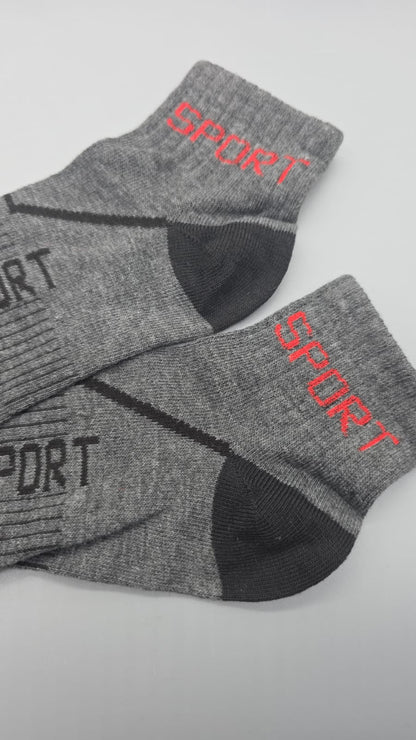 Roter SPORT-Schriftzug am grauen Bündchen