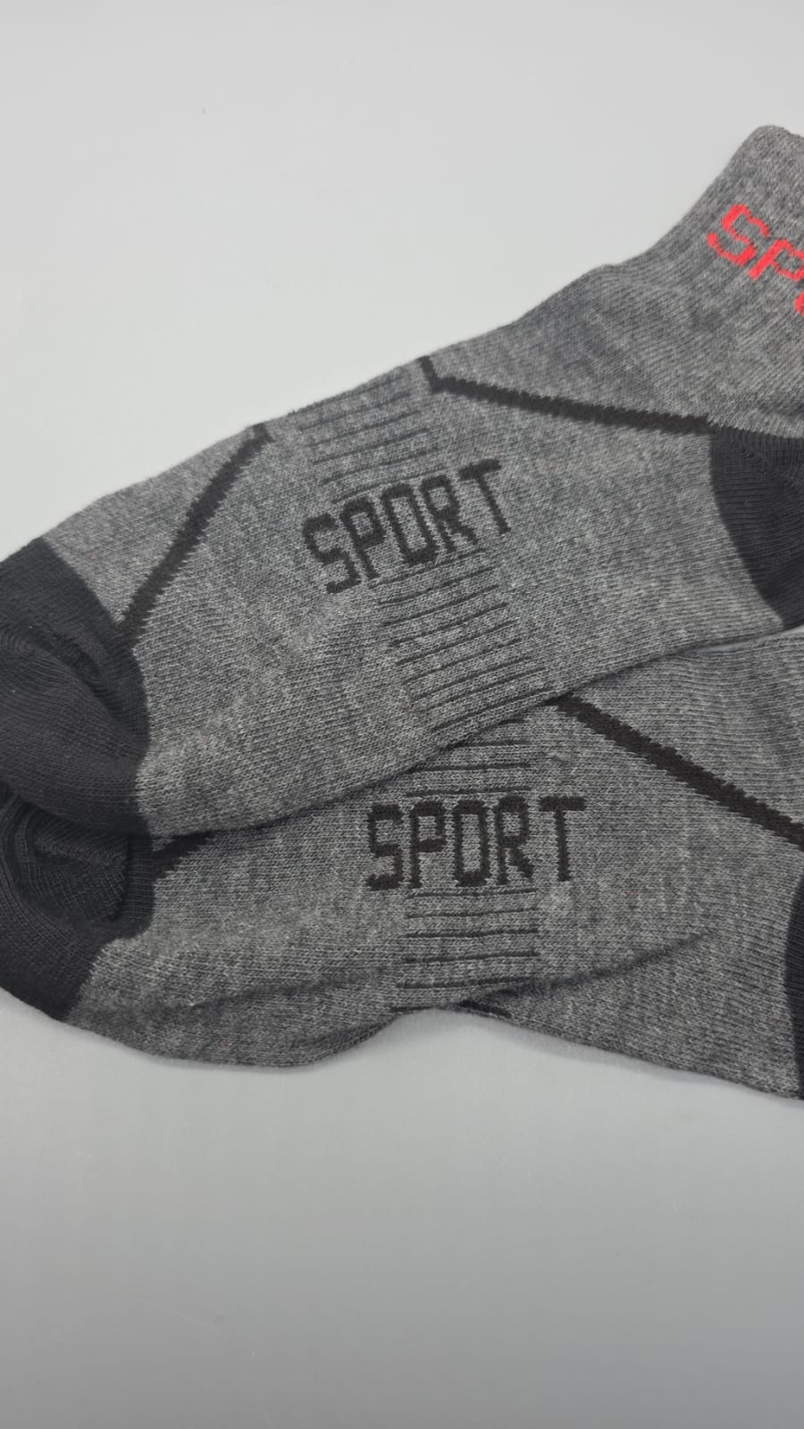 Schwarzer SPORT-Schriftzug auf grauen Sportsocken