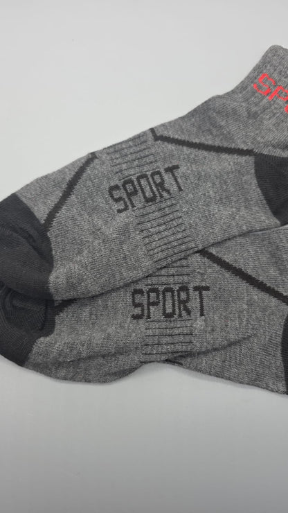 Schwarzer SPORT-Schriftzug auf grauen Sportsocken