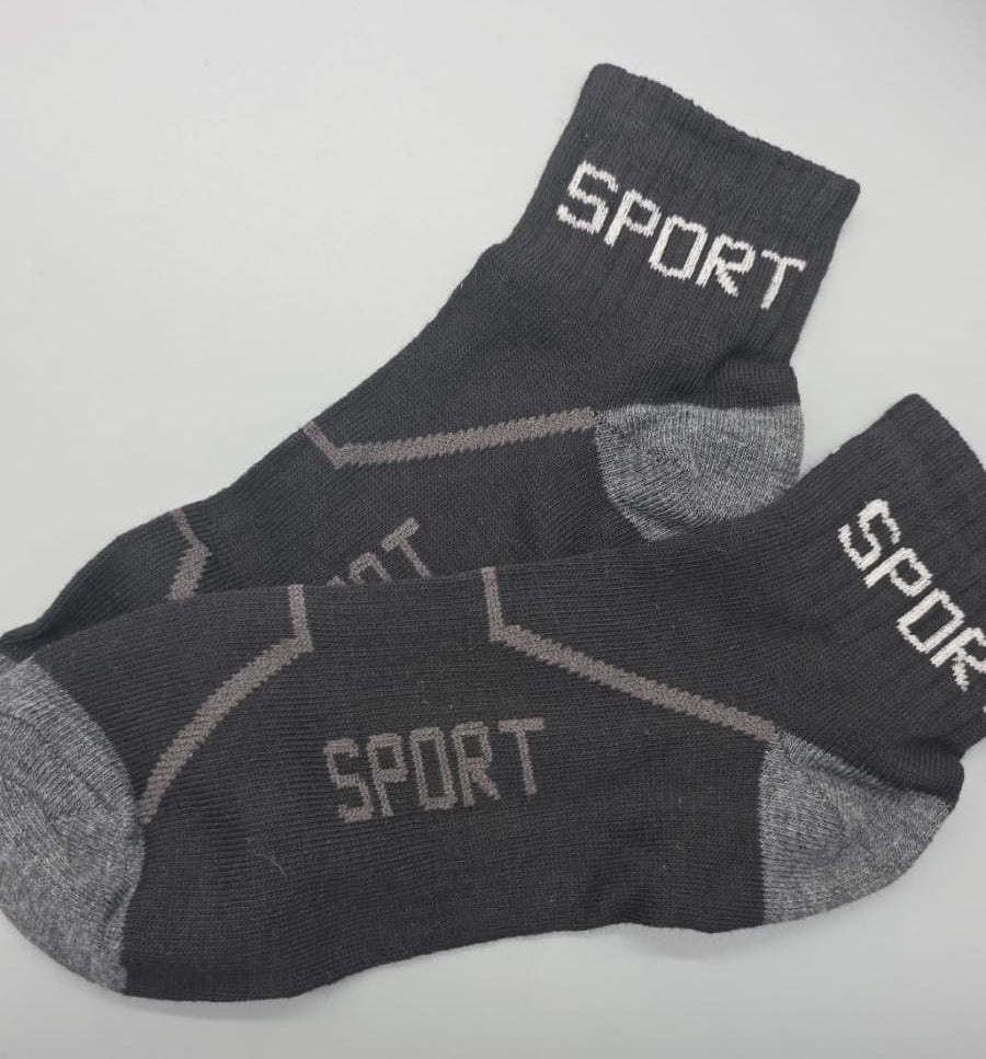 Schwarze Sportsocken mit grauen Akzenten und SPORT-Schriftzug