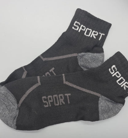 Schwarze Sportsocken mit grauen Akzenten und SPORT-Schriftzug