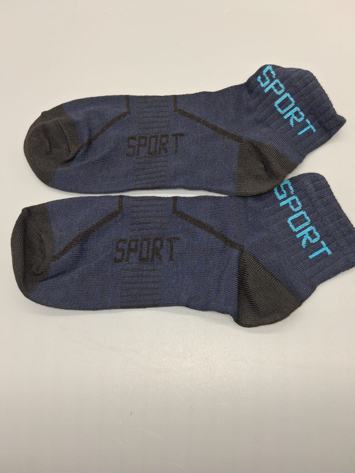 Dunkelblaue Sportsocken mit türkisfarbenem SPORT-Schriftzug, Seitenansicht