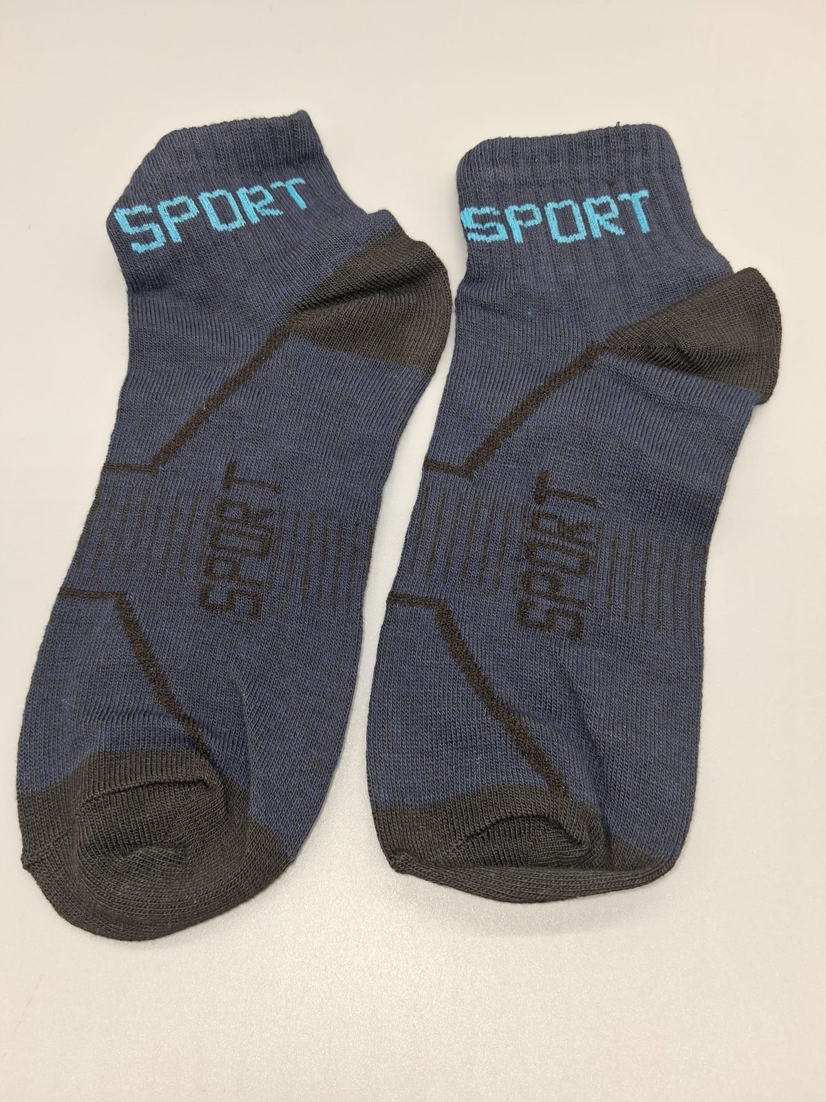 Ein Paar dunkelblaue Sportsocken in Größe 35–38