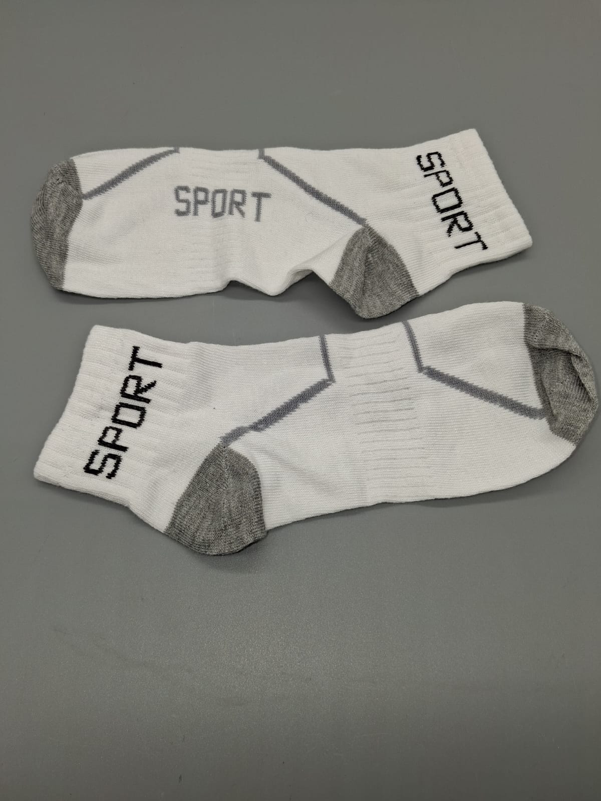 Seitenansicht der weiß-grauen Sportsocken