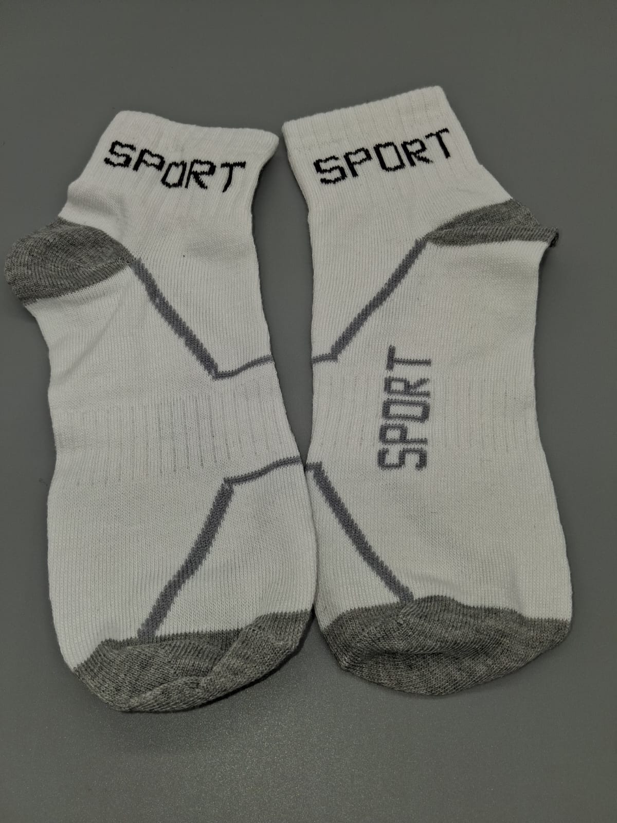 Weiß-graue Sportsocken mit SPORT-Schriftzug, Größe 35–38