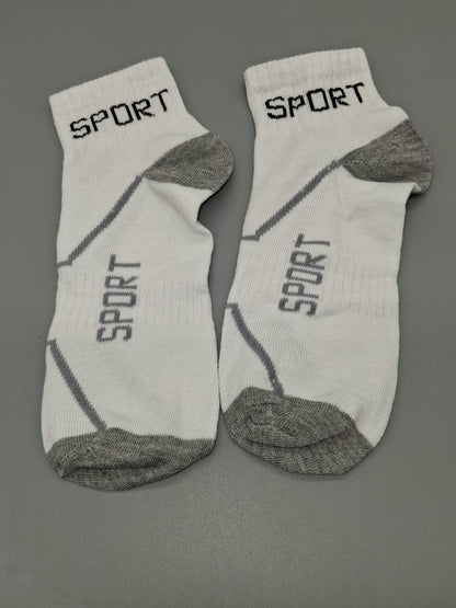Ein Paar kurze Sportsocken in Weiß und Grau