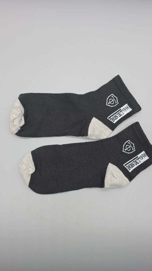 Ein Paar kurze schwarz-hellgraue Socken in Größe 35–38