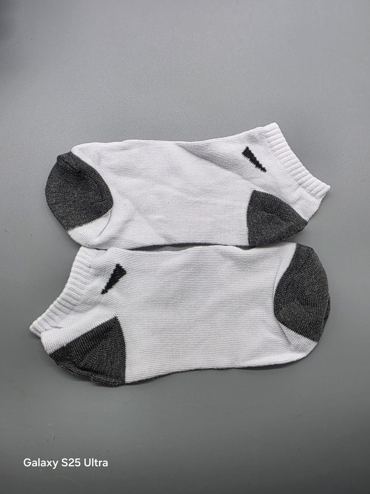 Weiße Sneaker-Socken mit dunkelgrauen Fersen und Spitzen, Größe 35–38