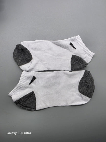 Weiße Sneaker-Socken mit dunkelgrauen Fersen und Spitzen, Größe 35–38