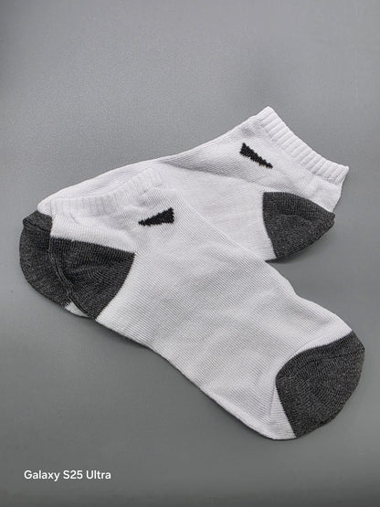 Ein Paar weiß-dunkelgraue Sneaker-Socken nebeneinander