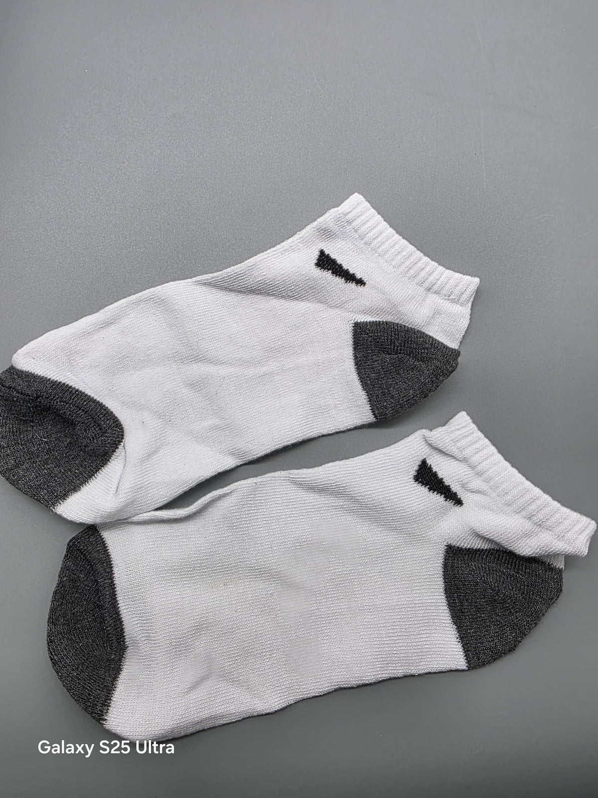Weitere Ansicht der weißen Sneaker-Socken mit schwarzen Bündchenmotiven