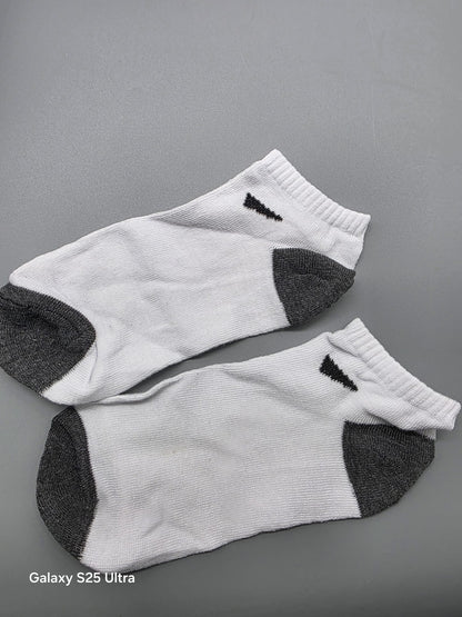 Weitere Ansicht der weißen Sneaker-Socken mit schwarzen Bündchenmotiven