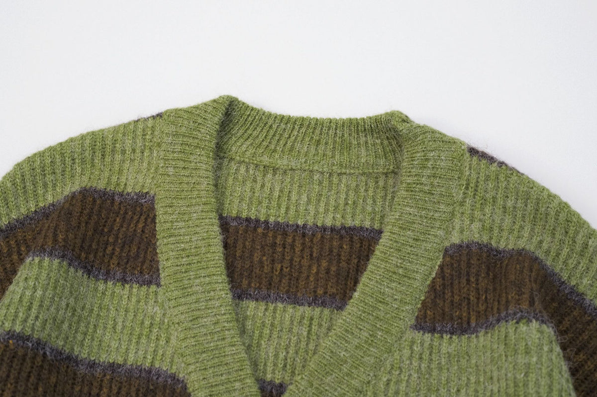 Gestreifte Damen-Strickjacke in Grün – Bild 7