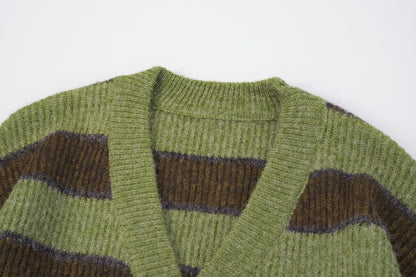 Gestreifte Damen-Strickjacke in Grün – Bild 7