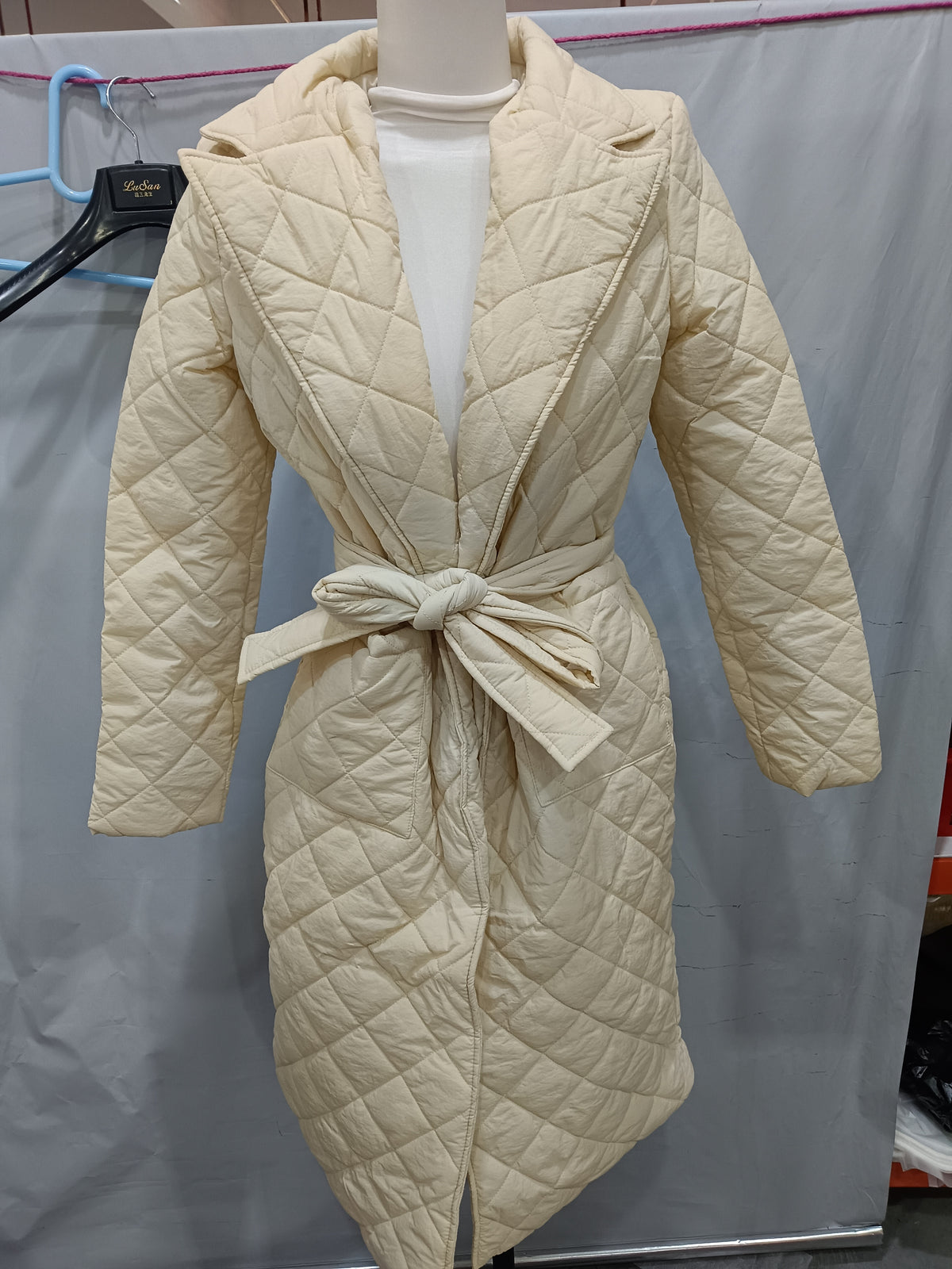 Lange Damen-Winterjacke im Streetwear-Stil – Bild 5