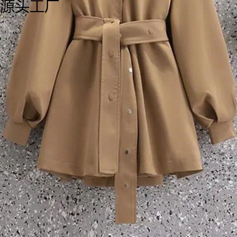 Taillierter Damen-Trenchcoat mit Kapuze – Bild 10