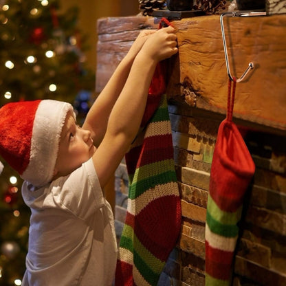Vier eckige Haken mit aufgehängten Weihnachtsstrümpfen – Bild 5