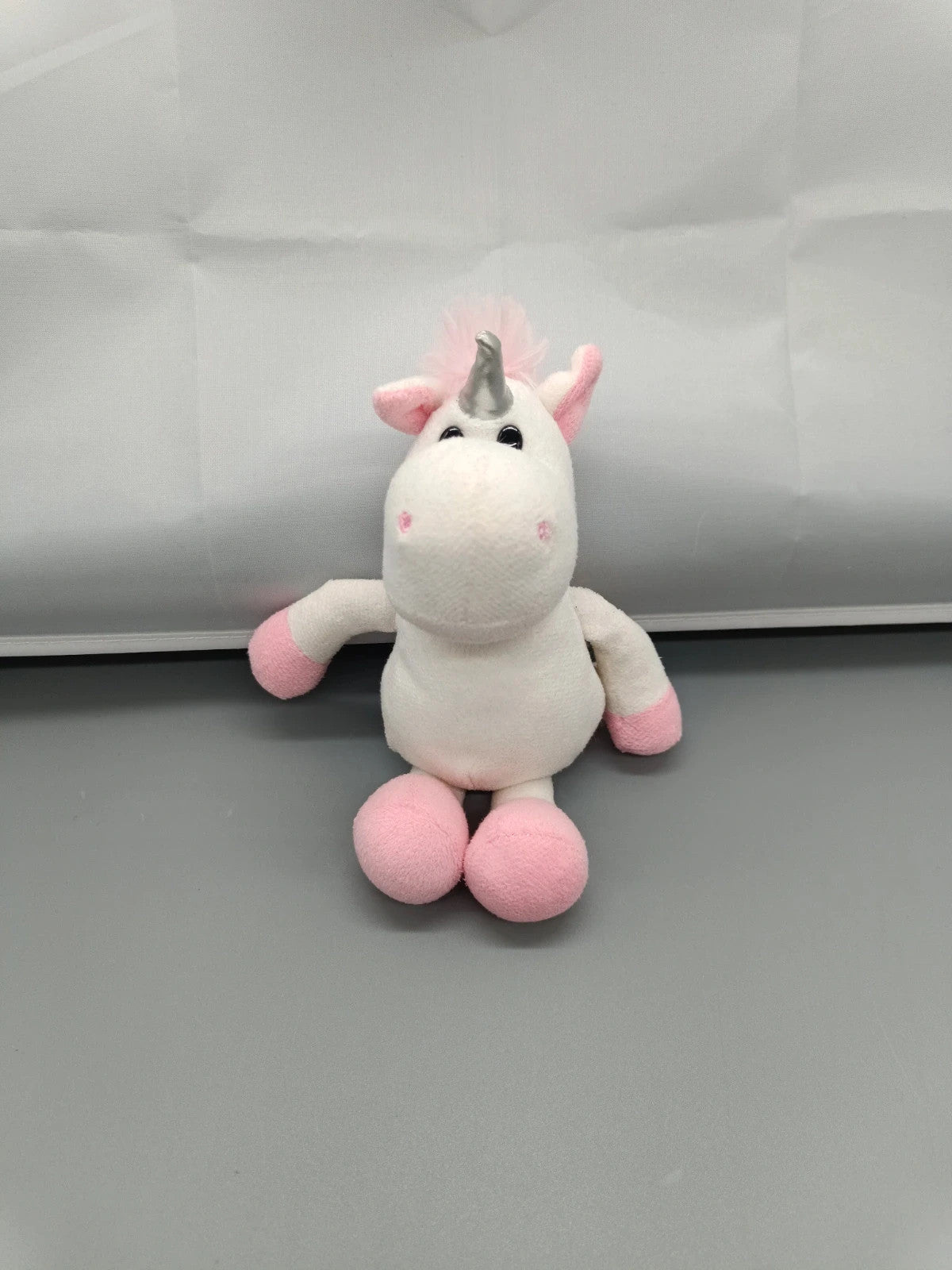 Einhorn-Kuscheltier von der Seite
