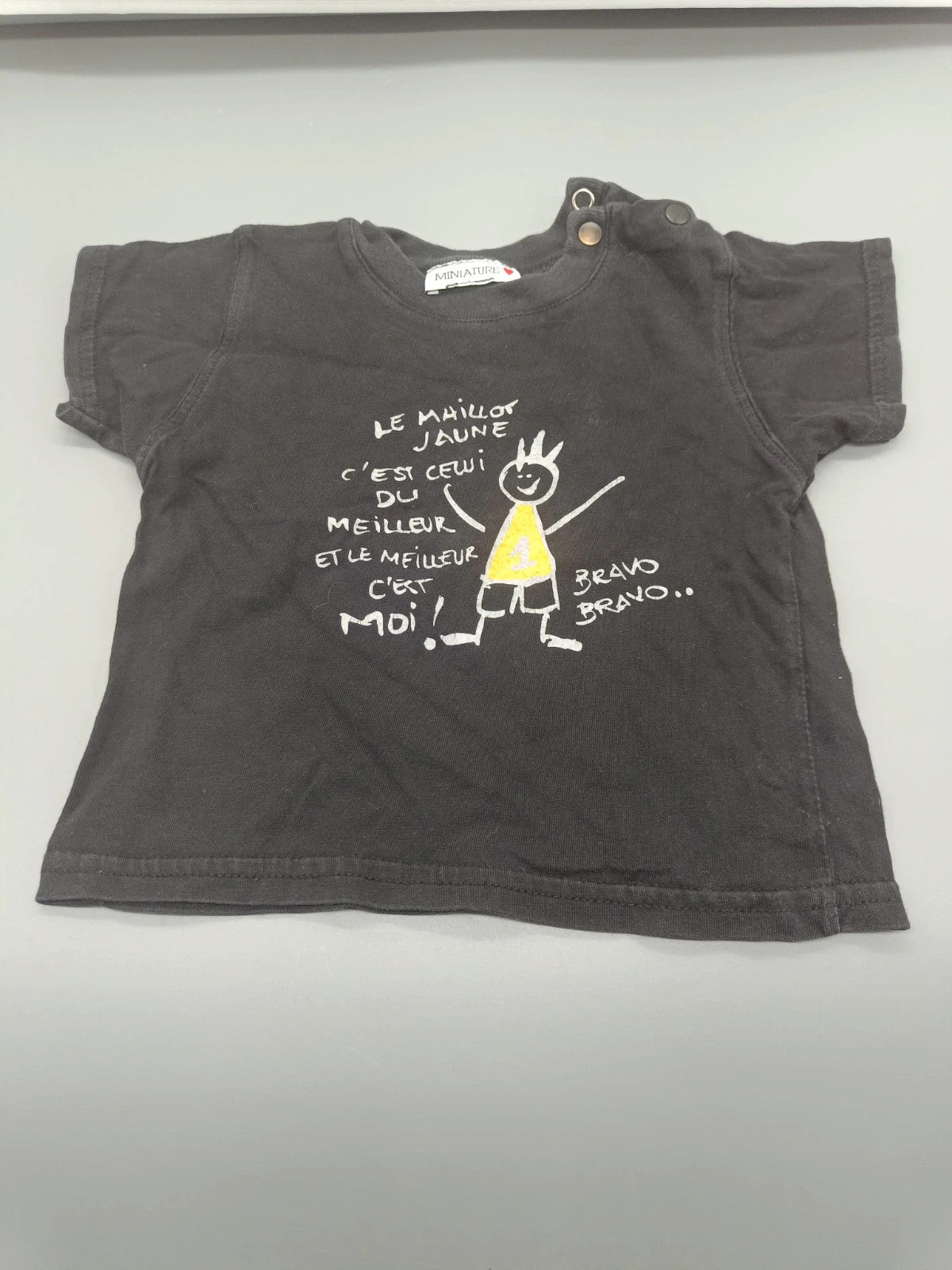Schwarzes Miniature T-Shirt mit Aufdruck, Größe 80