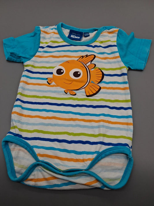 Nemo-Aufdruck auf dem Babybody