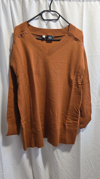 Mama-BPC-Pullover auf einem Kleiderbügel
